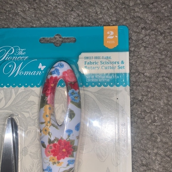 The Pioneer Woman Sweet Rose 45mm Rotary & 8" Fashion Scissors Set: New - Picture 2 of 7